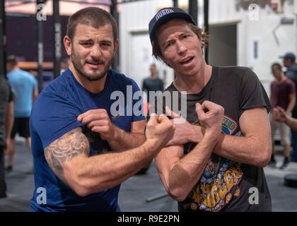 Manama, Bahrain. Xxi Dec, 2018. Il tre volte campione olimpionico Shaun White, destra, acciglia dopo il confronto con i muscoli più forti uomo sulla terra Mat Fraser durante la Joint Chiefs OSU Christmas Show per servizio distribuito i membri al supporto navale attività Bahrain Dicembre 22, 2018 in Manama, Bahrain. Questo anno di animatori includono attori Milo Ventimiglia, Wilmer Valderrama, DJ J Dayz, più forti uomo sulla terra Matt Fraser, 3-tempo campione olimpionico Shaun White, Musica Country cantante Kellie Pickler, e comico Jessiemae Peluso. Credito: Planetpix/Alamy Live News Foto Stock