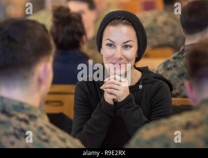 Manama, Bahrain. Xxi Dec, 2018. Il comico Jessiemae Peluso chat con Marines durante la Joint Chiefs OSU Christmas Show per servizio distribuito ai membri Dicembre 21, 2018 in Vaernes, Norvegia. Questo anno di animatori includono attori Milo Ventimiglia, Wilmer Valderrama, DJ J Dayz, più forti uomo sulla terra Matt Fraser, 3-tempo campione olimpionico Shaun White, Musica Country cantante Kellie Pickler, e comico Jessiemae Peluso. Credito: Planetpix/Alamy Live News Foto Stock