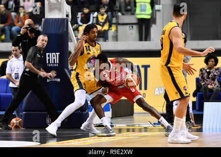 Torino, Italia. 23 Dic, 2018. Ousman Krubally Oriora (Pistoia) durante la lega BASKET SERIE A pallacanestro 2018/19 match tra FIAT AUXILIUM TORINO vs ORIORA PISTOIA al PalaVela il 23 dicembre, 2018 a Torino, Italia. Credito: FABIO PETROSINO/Alamy Live News Foto Stock