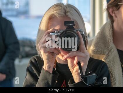 Manama, Bahrain. Xxi Dec, 2018. Musica Country cantante Kellie Pickler prende una foto durante la Joint Chiefs OSU Christmas Show per servizio distribuito i membri al supporto navale attività Bahrain Dicembre 22, 2018 in Manama, Bahrain. Questo anno di animatori includono attori Milo Ventimiglia, Wilmer Valderrama, DJ J Dayz, più forti uomo sulla terra Matt Fraser, 3-tempo campione olimpionico Shaun White, Musica Country cantante Kellie Pickler, e comico Jessiemae Peluso. Credito: Planetpix/Alamy Live News Foto Stock