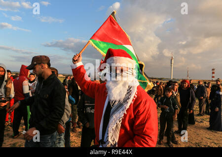 La striscia di Gaza, la Palestina. 21 dicembre 2018 un palestinese, vestiti da Babbo Natale, durante una manifestazione vicino al confine Gaza-Israel, a Rafah. Foto Stock