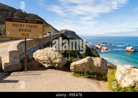 Historic Rocky Creek (Bixby Creek) ponte con il segno e la vista dell'oceano dal Pacific Coast Highway in California Foto Stock