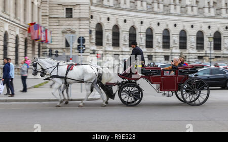 VIENNA, Austria - 26 agosto 2018: persone touring in pullman nel palazzo di Hofburg Foto Stock