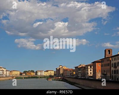 Blue sky & soffici nuvole sopra il downriver vista dal Ponte di Mezzo al ponte della Fortezza, entrambi ricostruiti Ponti sull'Arno a Pisa, Italia Foto Stock
