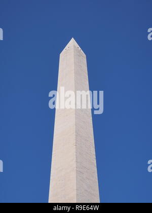 Washington DC - Circa Aprile 2018: vista del Monumento di Washington in un giorno chiaro Foto Stock