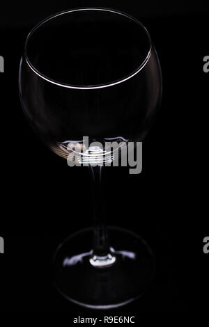 Sagome di bicchieri di vino su uno sfondo nero, minimalista, studio di illuminazione Foto Stock