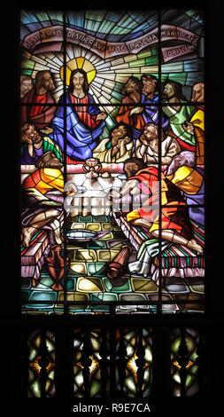 Una delle vetrate colorate della chiesa di San Ildefonso a Porto, Portogallo, reso ​​by l'artista Isolino Vaz nel 1967. Questo rappresenta un Je Foto Stock