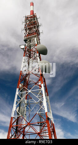 Torri di telecomunicazioni con diversi tipi di antenne (altre torri in background) Foto Stock