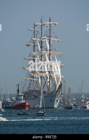 Una flottiglia di barche in Falmouth per la partenza della Tall Ships, sul loro modo di Greenwich. Foto Stock