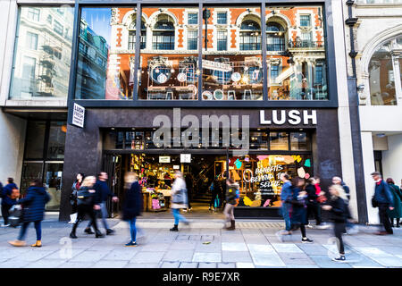 I pedoni che passa di fronte al lussureggiante Oxford Street negozio di Londra, Regno Unito Foto Stock