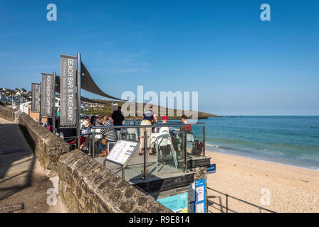 Pranzo in estate sole Porthmeor beach cafe Porthmeor St.ives Cornwall Regno Unito Foto Stock