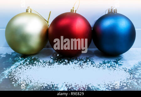 Tre palle di Natale di colori diversi che giace in una fila con spazio per il testo Foto Stock