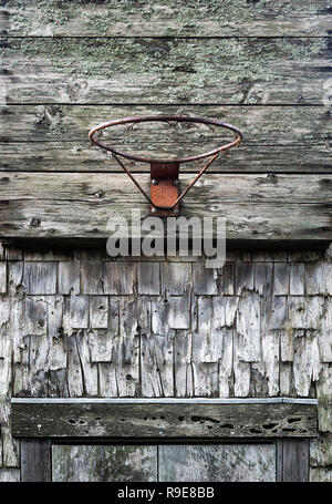 Un neglecyed Basketball hoop montato su un vecchio fienile, Massachusetts, STATI UNITI D'AMERICA. Foto Stock