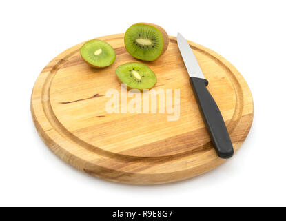 Fresche kiwi affettato aperto con coltello da cucina, con fette e copia dello spazio sul tagliere di legno Foto Stock