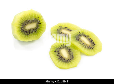 Sbucciate mezza kiwi con polpa verde e partite di semi di colore nero con tre succose fette su sfondo bianco Foto Stock