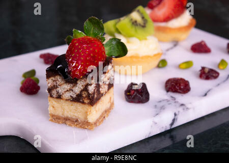 Catering dolci, closeup di vari tipi di torte su evento o ricevimento di nozze Foto Stock