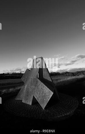 Tramonto in inverno oltre la piramide scultura, Ferry Meadows Country Park, Peterborough, CAMBRIDGESHIRE, England, Regno Unito Foto Stock