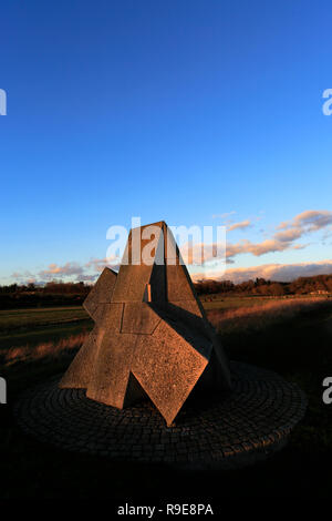 Tramonto in inverno oltre la piramide scultura, Ferry Meadows Country Park, Peterborough, CAMBRIDGESHIRE, England, Regno Unito Foto Stock