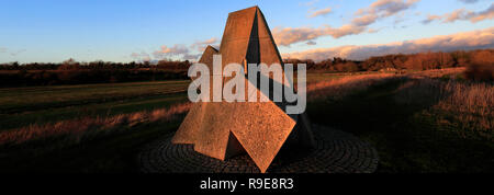 Tramonto in inverno oltre la piramide scultura, Ferry Meadows Country Park, Peterborough, CAMBRIDGESHIRE, England, Regno Unito Foto Stock