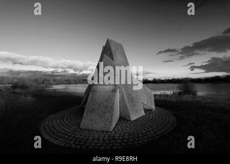 Tramonto in inverno oltre la piramide scultura, Ferry Meadows Country Park, Peterborough, CAMBRIDGESHIRE, England, Regno Unito Foto Stock