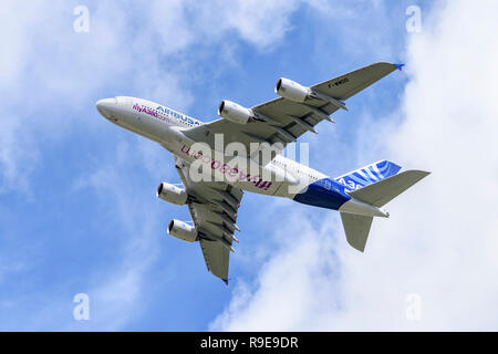 Airbus A380 aereo passeggeri mostra il suo lato inferiore e superfici per il controllo del volo durante una pulita passata da destra a sinistra. Foto Stock