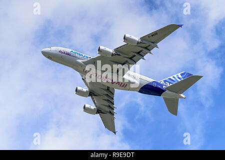 Airbus A380 aereo passeggeri mostra il suo lato inferiore e superfici per il controllo del volo durante una pulita passata da destra a sinistra. Foto Stock