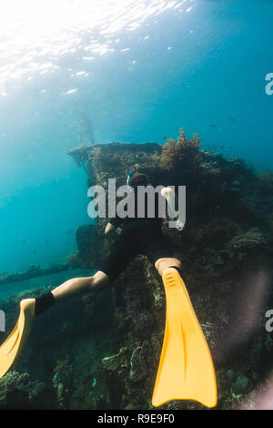 Subacqueo senza scuba esplora la nave naufragata Foto Stock