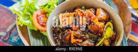 Popolare pasto Balinese di riso con varietà di piatti laterali che sono serviti insieme con il riso e più come extra opzionali banner, formato lungo Foto Stock
