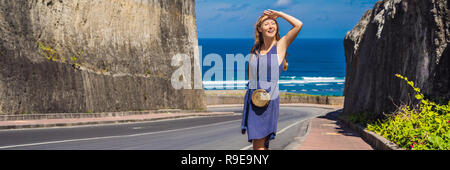 Giovane donna sulla strada per la spiaggia Pandawa, Nusa Dua, Bali, Indonesia banner, formato lungo Foto Stock