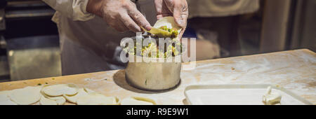 Lo chef cinese rendendo gnocchi di patate in cucina banner, formato lungo Foto Stock