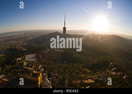 Tramonto dal Tibidabo chiesa attraverso il fisheye Foto Stock