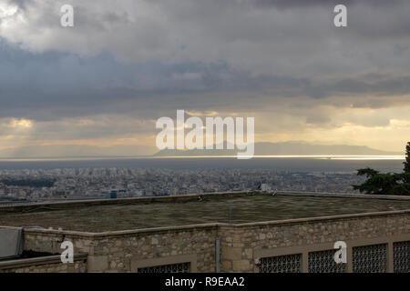 La vista del cielo era così incantevole, la sua visione gareggiato con l'esperienza di visitare l'Acropoli. Una speciale "natura vs coltivare l' esperienza. Foto Stock