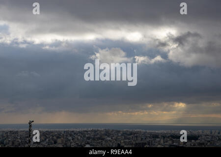 La vista del cielo era così incantevole, la sua visione gareggiato con l'esperienza di visitare l'Acropoli. Una speciale "natura vs coltivare l' esperienza. Foto Stock