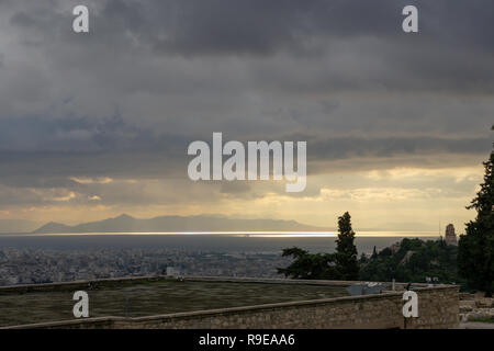 La vista del cielo era così incantevole, la sua visione gareggiato con l'esperienza di visitare l'Acropoli. Una speciale "natura vs coltivare l' esperienza. Foto Stock