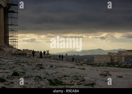 Il cielo illuminato aggiunto ancora di più il mistero dell'Acropoli e il mio viaggio nel tempo esperienza tenendo questa foto. Foto Stock