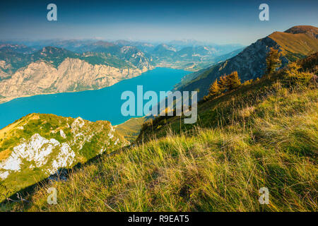 Luogo di fotografia. Splendido lago alpino con alte montagne. Splendido lago di Garda vista dal Monte Baldo, Italia, Europa Foto Stock