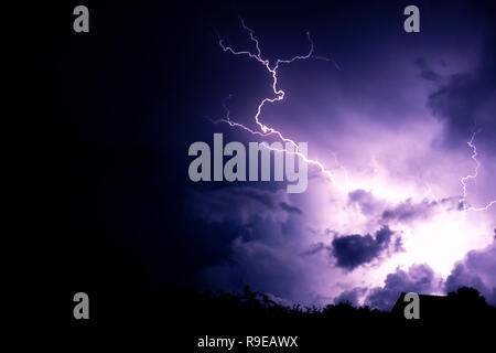 Il tuono colpire fuori all'aperto Foto Stock