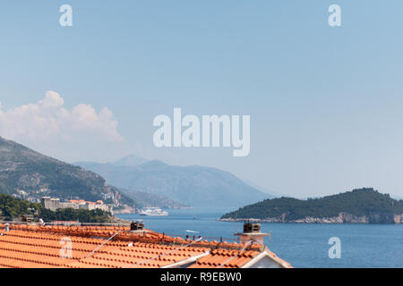 Vista sui tetti delle case a isola di Lokrum, off terraferma Dubrovnik, Croazia Foto Stock