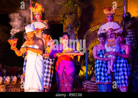 UBUD, Bali, Indonesia - APRILE, 19: Legong tradizionale danza Balinese in Ubud, Bali, Indonesia su aprile, 19, 2018 Foto Stock