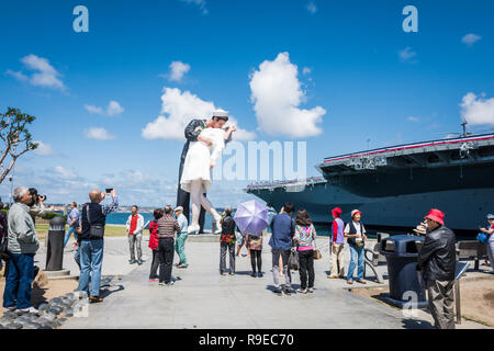 1 maggio 2018 - San Diego, CA: la resa incondizionata statua (Marina salior baciando un infermiere) creato dall'artista J. Seward Johnson, dove i turisti gat Foto Stock