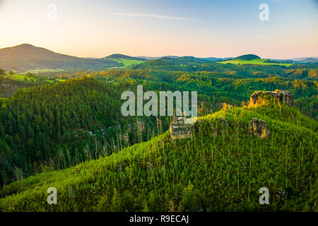 Bellissima alba del punto di vista Marienfels, della Svizzera boema, il Parco Nazionale della Svizzera boema, Repubblica Ceca Foto Stock