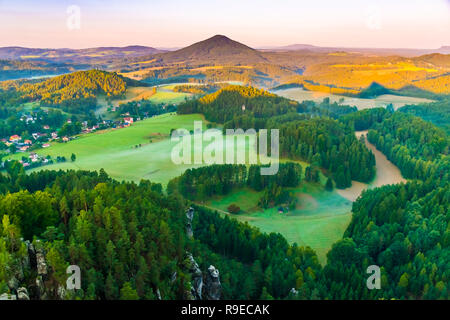 Bellissima alba del punto di vista Marienfels, della Svizzera boema, il Parco Nazionale della Svizzera boema, Repubblica Ceca Foto Stock