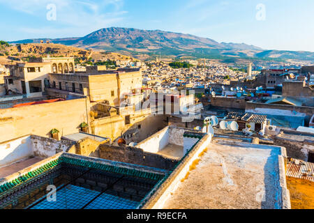 Paesaggio urbano vista sui tetti della più grande medina di Fes, Marocco, Africa Foto Stock