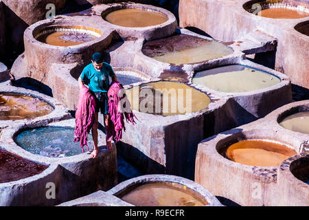 Fez - Marocco - Settembre 29, 2018: uomini al lavoro in cuoio concerie di Fez, Marocco Foto Stock