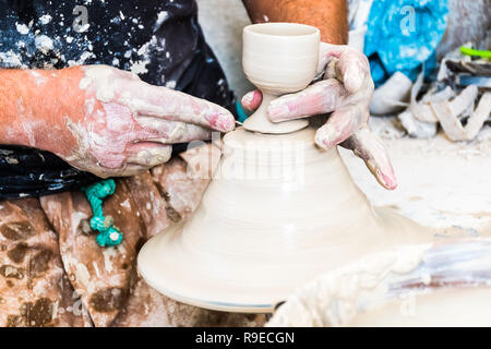 Un marocchino ceramista crea ceramiche in un workshop nella vecchia medina di Fez, Marocco, Africa Foto Stock