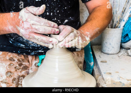 Un marocchino ceramista crea ceramiche in un workshop nella vecchia medina di Fez, Marocco, Africa Foto Stock