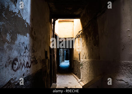 Vecchia strada stretta del più grande medina in mondi, Unesco, Fez, in Marocco Foto Stock