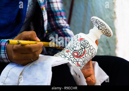 Un marocchino ceramista crea ceramiche in un workshop nella vecchia medina di Fez, Marocco, Africa Foto Stock