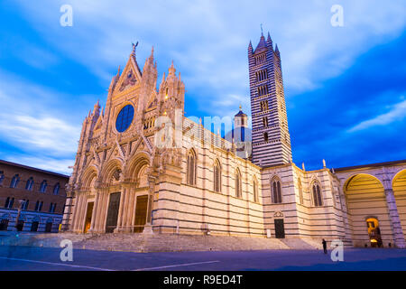 Cattedrale di Siena (Italiano: Duomo di Siena) (1348) è una chiesa medievale di Siena, Italia Foto Stock