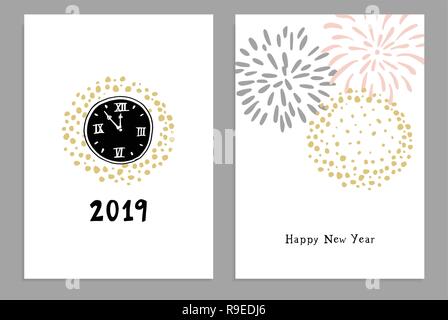 Set di Felice Anno Nuovo 2019 biglietti d'auguri, inviti per le feste con disegnati a mano orologi e fuochi d'artificio. Isolato illustrazioni vettoriali, sfondo bianco. Illustrazione Vettoriale